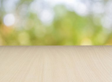 Ürün görüntüleme montajı için, doğa arkaplanı üzerindeki boş perspektif tahtası