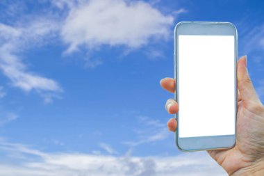 Mavi gökyüzü ve beyaz bulut üzerinde akıllı telefonu tutan