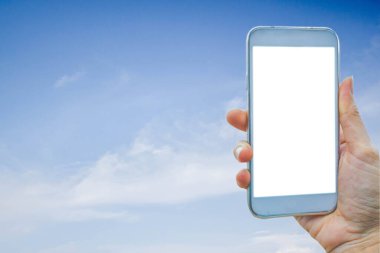 Mavi gökyüzü ve beyaz bulut üzerinde akıllı telefonu tutan