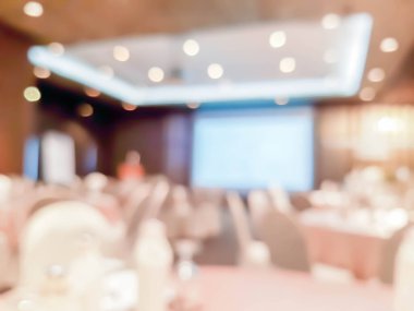 Toplantı odasında ya da partide masa ve sandalyenin bulanık fotoğrafı