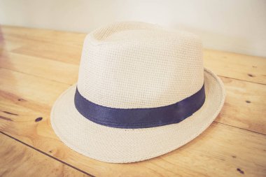 Eski model filtreyle ahşap masanın üzerine örülmüş şapka.