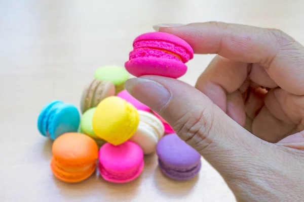 Mano Mantenga Macaron Con Colorido Fondo Macaron —  Fotos de Stock