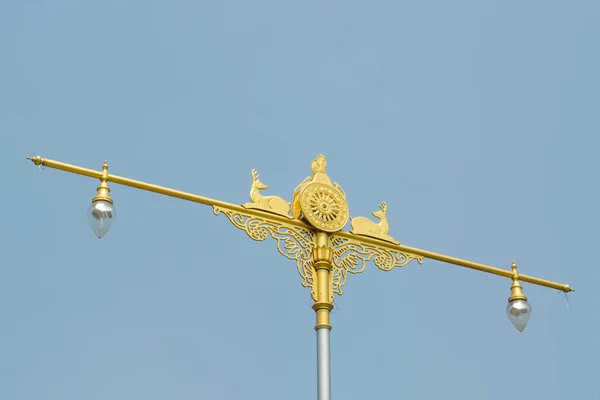 Złoty Posąg Rodzimej Sztuki Tajskiej Lampami Ulicznymi Tle Błękitnego Nieba — Zdjęcie stockowe