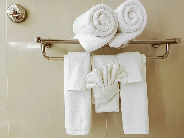 Toalhas Brancas Preparadas Cabide Banheiro — Fotografia de Stock