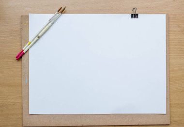 Tahta üzerine çizim kağıdı beyaz arkaplanda izole