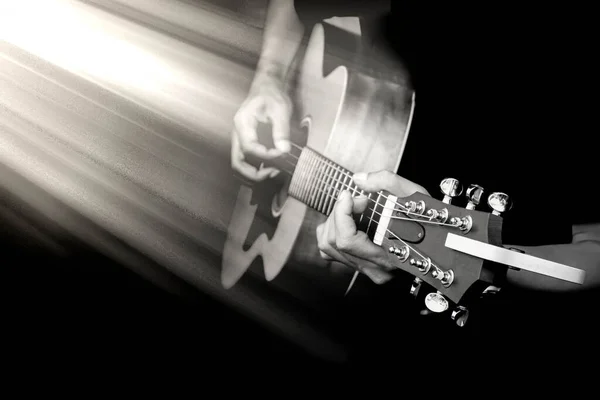 Nahaufnahme Eines Mannes Der Akustikgitarre Mit Weißem Licht Spielt — Stockfoto