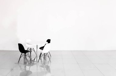 Modern masa ve sandalye siyah-beyaz filtrede.