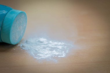 Ahşap zeminde beyaz talk pudrası