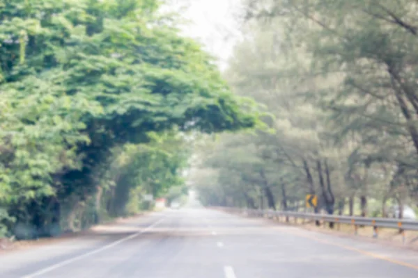 Foto Borrada Estrada Com Árvore Verde Para Uso Segundo Plano — Fotografia de Stock