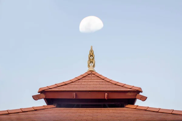 Księżyc Błękitnym Niebie Nad Tradycyjnym Dachem Stylu Tajskim — Zdjęcie stockowe