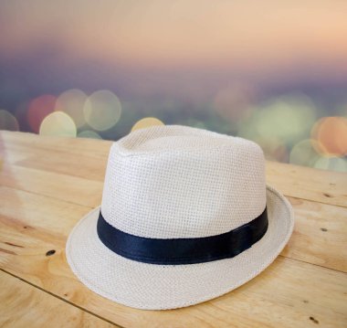 Ahşap masanın üzerinde soyut bulanık arka planlı örgü şapka