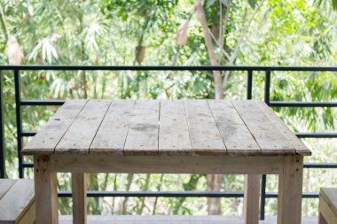 Bulcony 'deki gerçek ahşap masa.