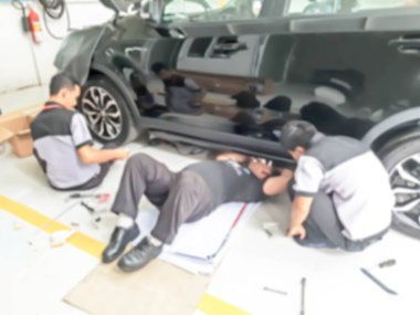 İşçi sihirli tamir arabasının bulanık fotoğrafı: arkaplan kullanımı için