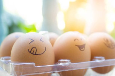 Kutuda yüzü boyalı komik yumurtalar.