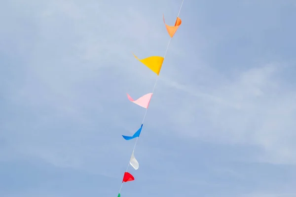 Farbenfrohe Festliche Flaggen Vor Blauem Himmel — Stockfoto