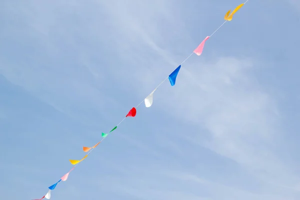 Красочные Праздничные Флаги Фоне Голубого Неба — стоковое фото