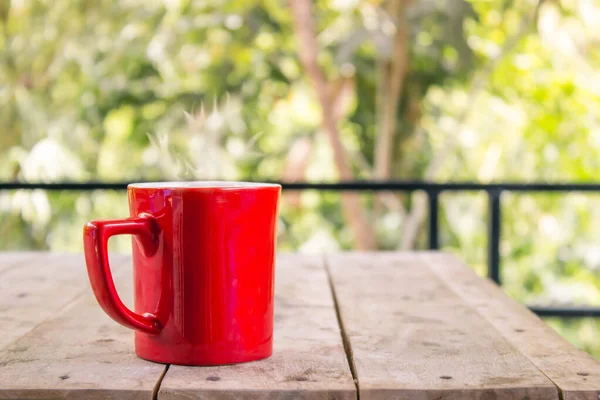 Xícara Café Quente Vermelho Com Fumaça Mesa Madeira Com Fundo — Fotografia de Stock