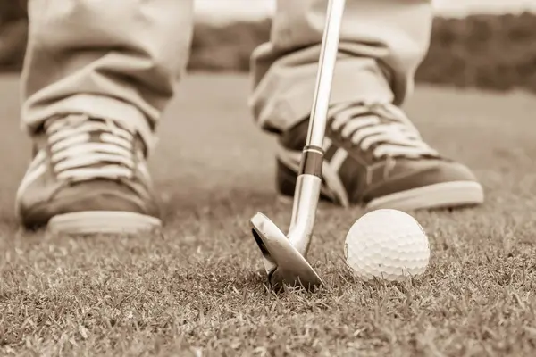 Golfspeler Met Bal Glas Sepia Filter — Stockfoto