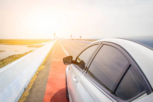 Coche Nuevo Blanco Camino Carretera Con Luz Del Sol Foto —  Fotos de Stock