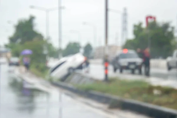 Otoyoldaki trafik kazasının bulanık fotoğrafı: arka plan kullanımı için
