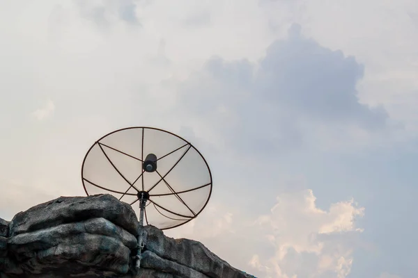 Спутниковая Тарелка Каменной Крыше Голубым Небом Белым Облачным Фоном — стоковое фото
