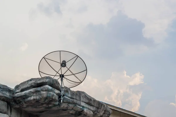 Antenne Parabolique Sur Toit Rocheux Avec Ciel Bleu Fond Nuageux — Photo