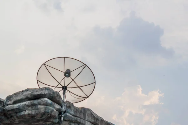 Parabola Satellitare Sul Tetto Roccioso Con Cielo Blu Sfondo Nuvola — Foto Stock