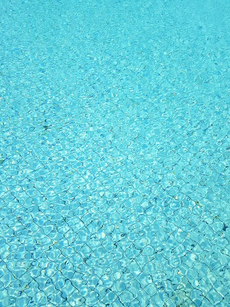 蓝色游泳池波纹水底的抽象照片 — 图库照片