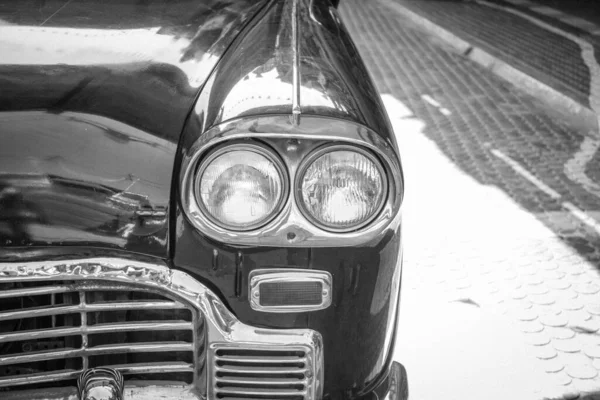 黒と白のフィルターにヴィンテージクラシックカーのヘッドライトランプ — ストック写真