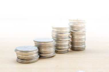 Beyaz ışıktaki bozuk para yığını: arkaplan kullanımı için