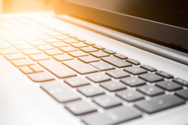 Sol taraftan yumuşak güneş ışığı alan bulanık dizüstü bilgisayar