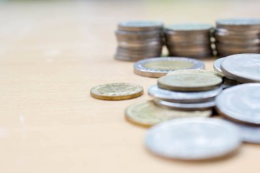 Tahta masadaki bozuk para yığını: arkaplan kullanımı için