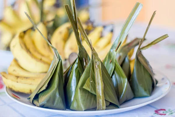 カノムサイ ココナッツ入りの蒸し粉バナナの葉で包まれたタイの伝統的なデザートバナナを背景にしてHd — ストック写真