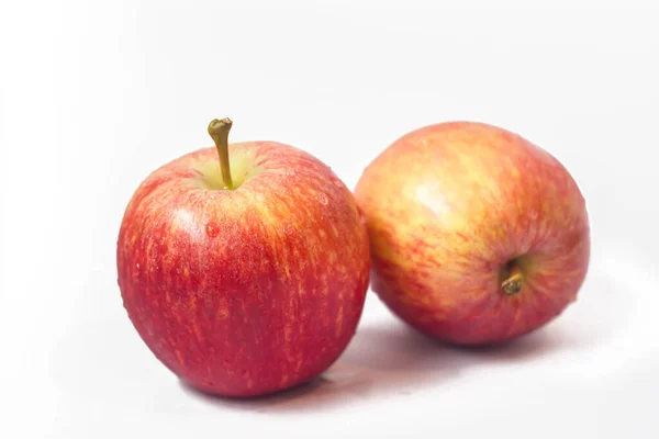 Två Färska Röda Äpplen Isolerad Vit Bakgrund — Stockfoto