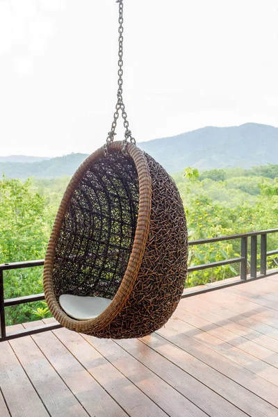 Silla Colgante Salón Ratán Con Almohada Blanca Balcón Con Fondo — Foto de Stock