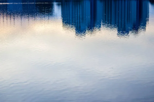 Fundo Borrado Prédio Escritórios Com Reflexão Água Azul Durante Crepúsculo — Fotografia de Stock