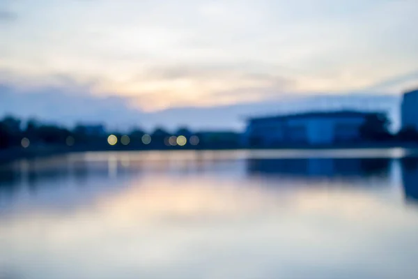 Fundo Borrado Edifício Escritórios Cidade Com Luz Bokeh Reflexão Água — Fotografia de Stock