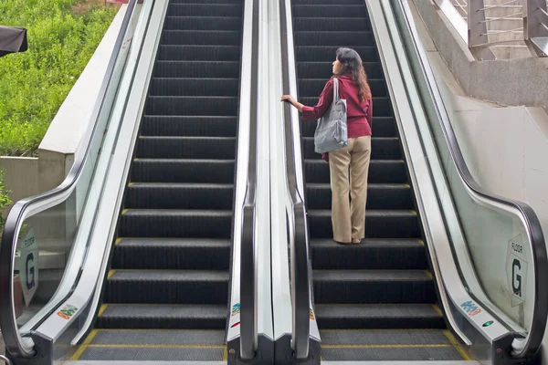 Mujer Asiática Escalera Mecánica Desde Planta Baja Del Centro Comercial —  Fotos de Stock