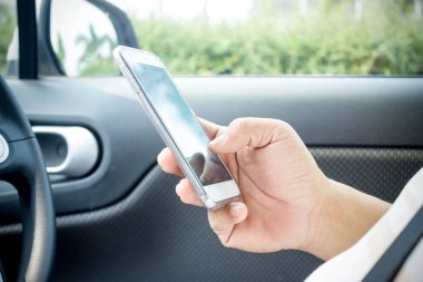 transport en voertuig concept - mens met behulp van de telefoon tijdens het rijden de auto