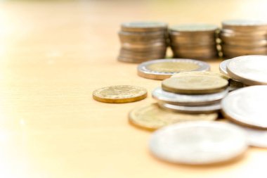 Tahta masadaki bozuk para yığını: arkaplan kullanımı için