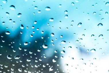 Mavi aynadaki su damlasının soyut fotoğrafı: arkaplan kullanımı için