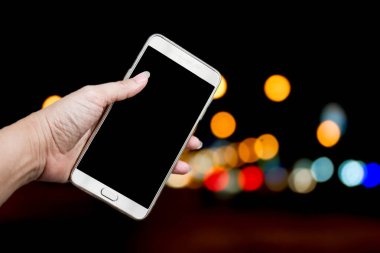 el ele tutuşan akıllı telefon soyut Blurrd Bokeh of night light