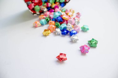 Renkli katlanmış kağıt yıldız veya origami şanslı yıldız