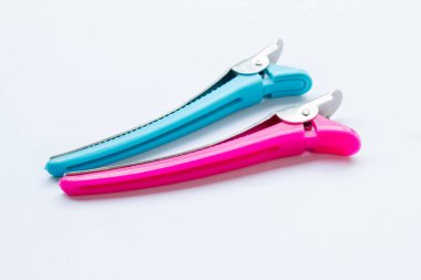 Beyaz arka planda izole edilmiş renkli saç tokası.