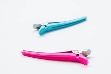 Beyaz arka planda izole edilmiş renkli saç tokası.