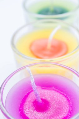 aromaterapi beyaz zemin üzerinde cam içinde renkli mum