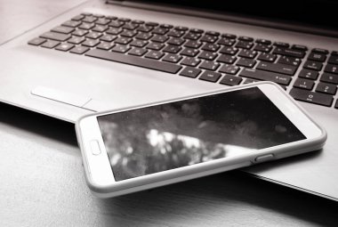 Bilgisayardaki akıllı telefon siyah beyaz