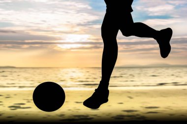 Güzel plaj arka planında futbol (futbol) oyuncusu silueti: Avrupa Futbol Futbolu 2016 konsepti