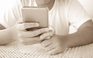 Akıllı telefon kullanan Asyalı kızın elini kapat.