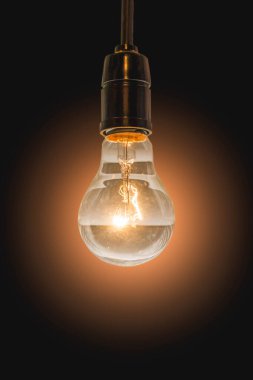 Siyah arkaplanda antika ampulü kapat